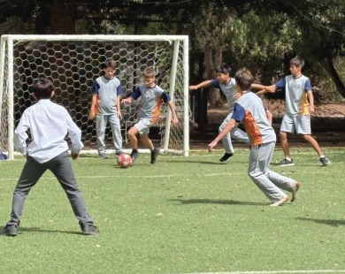 Alumnos jugando fútbol en el día del deporte