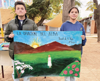 Alumnos presentan el dibujo realizado para una actividad del día del libro
